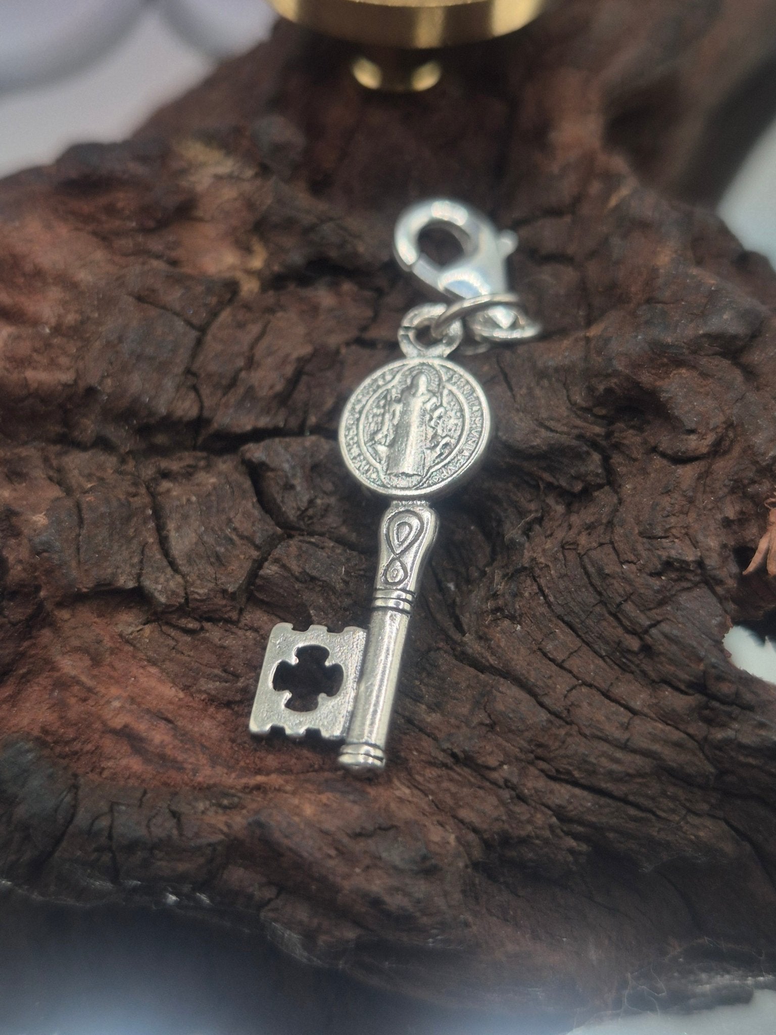 Enganche de Pulsera Plata 925 Consagrado Llave San Benito Tienda esotérica Málaga - La Tienda de Tata Magic: tienda Esotérica en Málaga